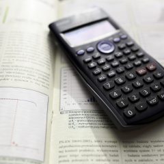 税率计算器前端开发工程师在双屏显示器前调试计算表单交互与响应式布局的工作画面